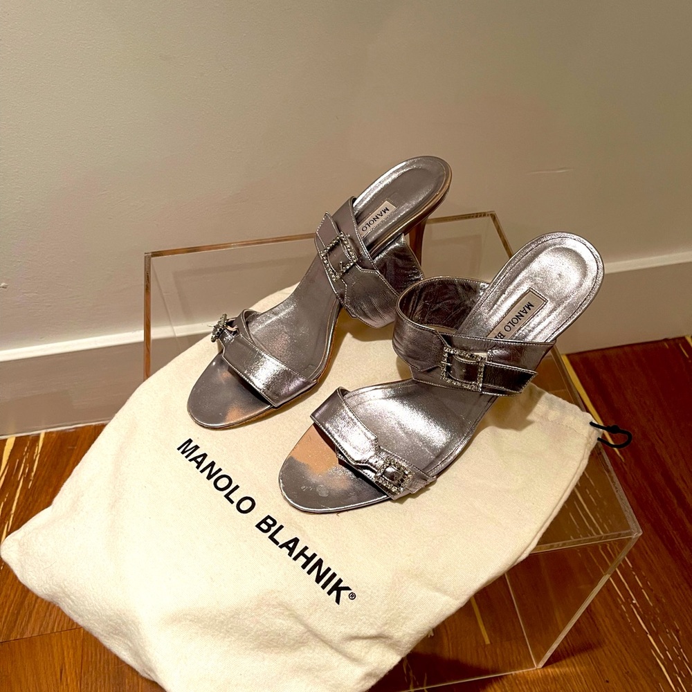Manolo Blahnik rhinestone sparkly mid-heels.
Think metallic w. white ➡️ summer!